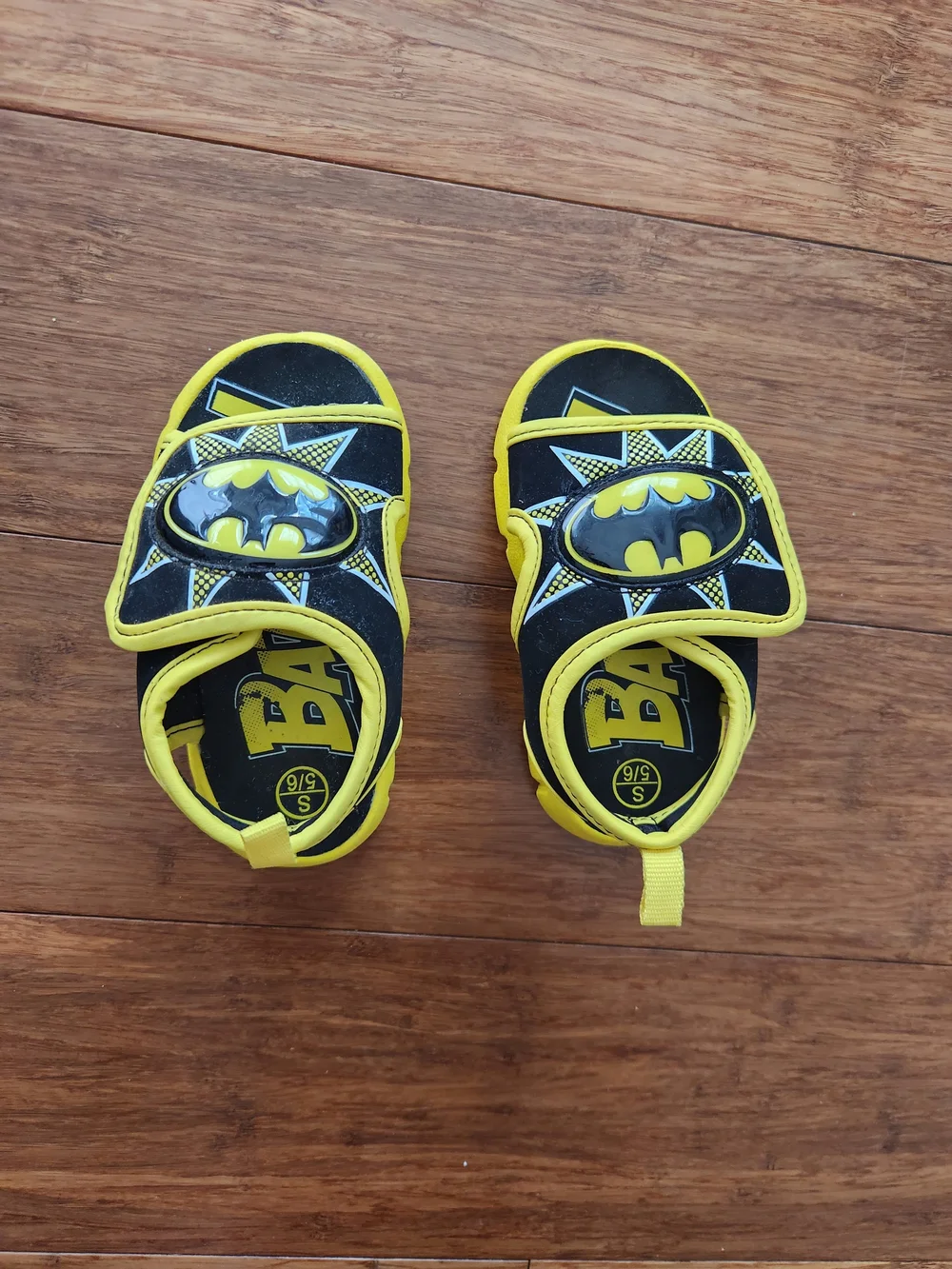 Batman Light Up Kids Yellow and Black Boys Summer Sandals Size 5/6